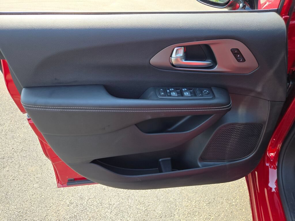 New 2027 Chrysler Pacifica Select AWD/4WD image 20