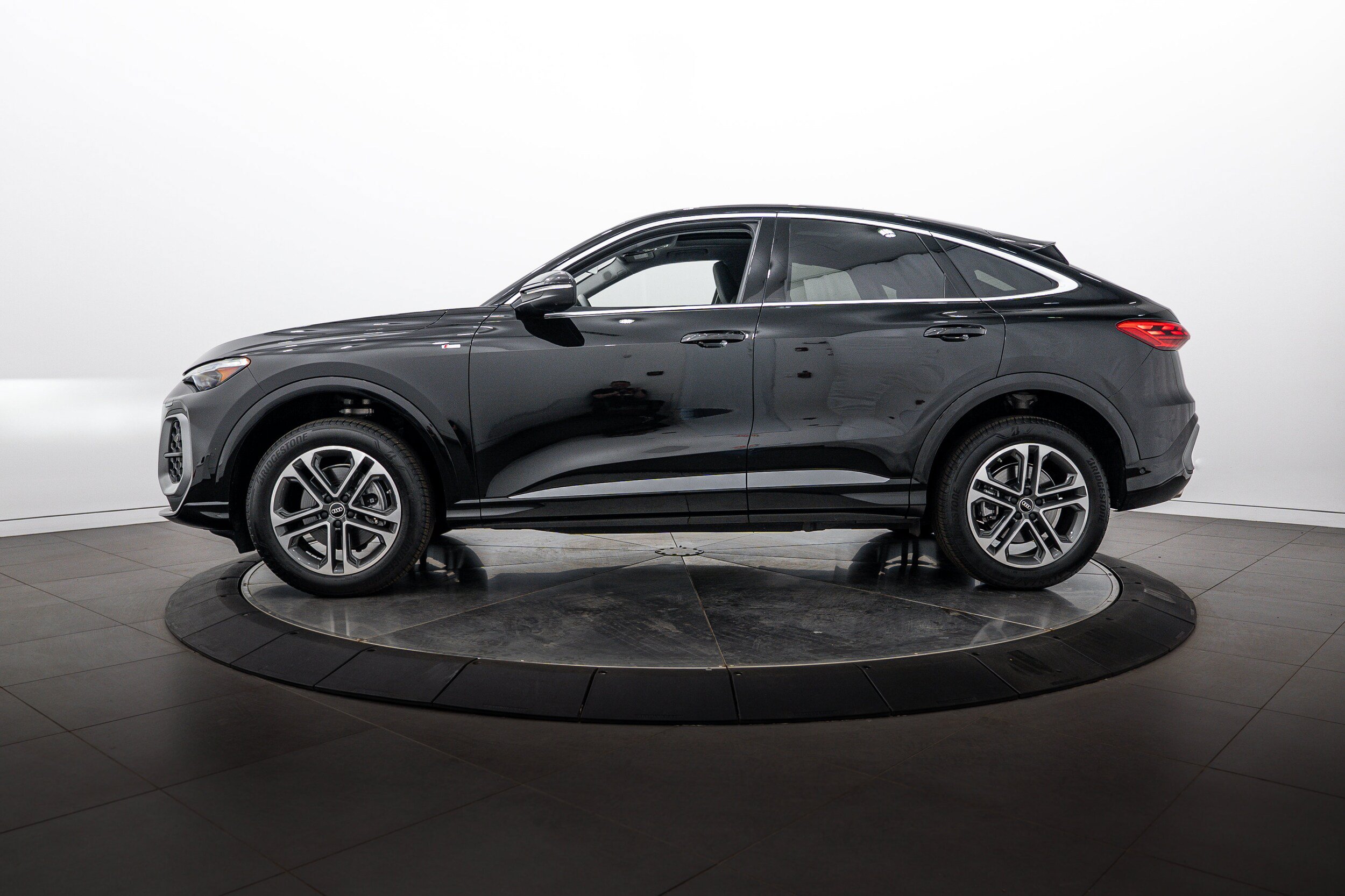 Used 2025 Audi Q5 Premium Plus w/ Premium Plus AWD/4WD image 6