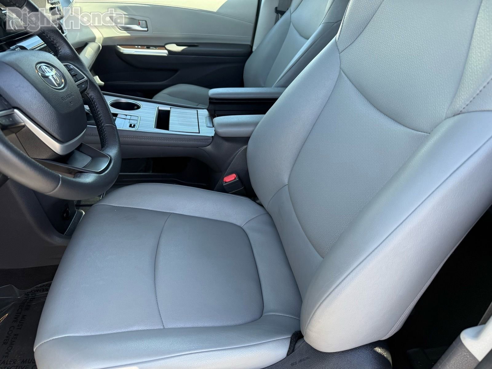 Used 2024 Toyota Sienna XLE FWD image 13