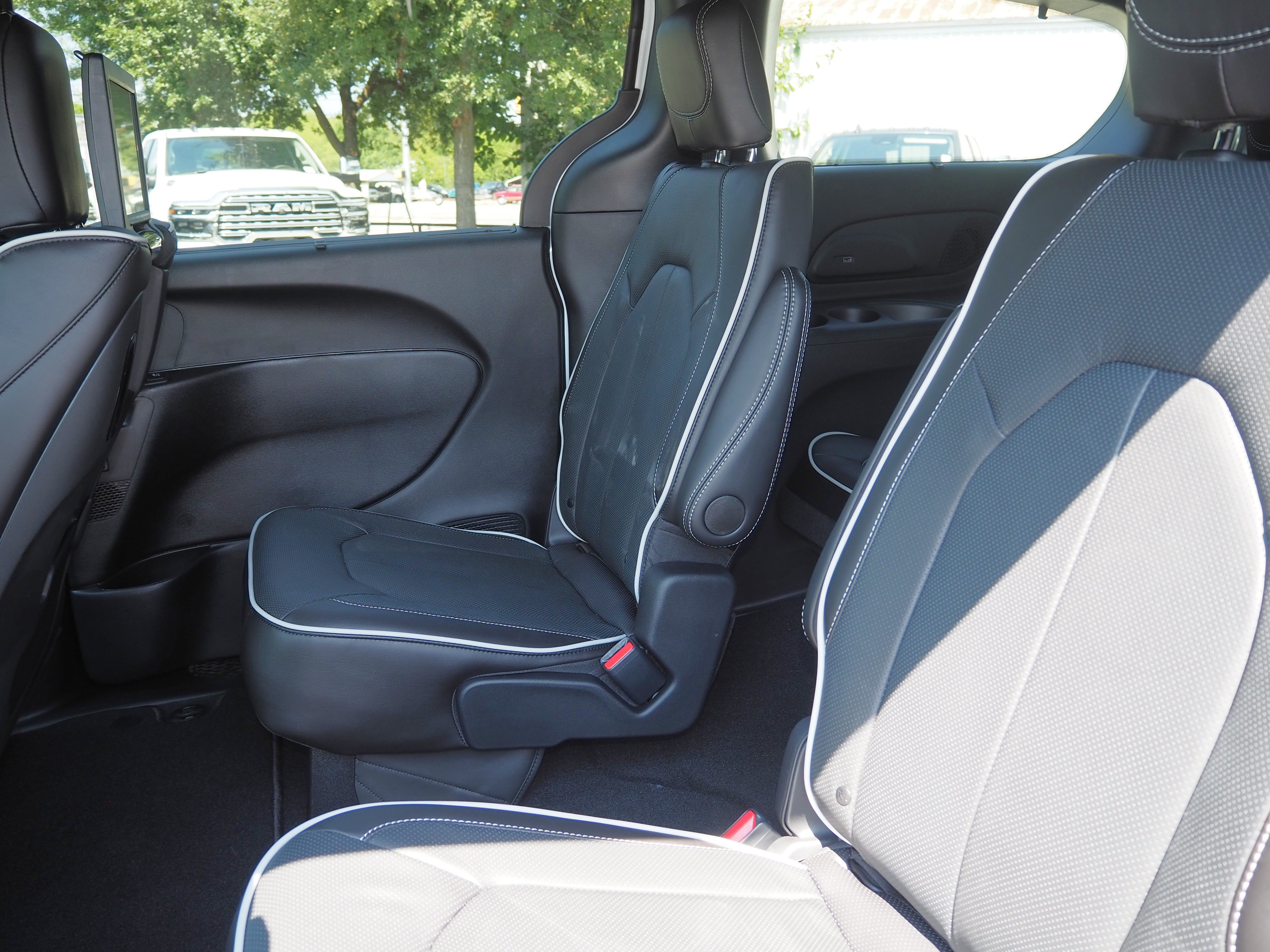 New 2026 Chrysler Pacifica Limited w/ Uconnect Theater Family Group FWD image 15