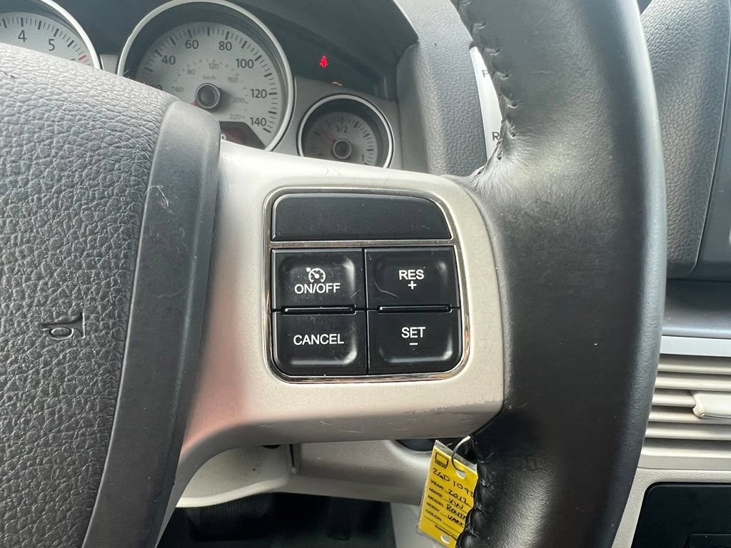 Used 2012 Volkswagen Routan SE FWD image 25