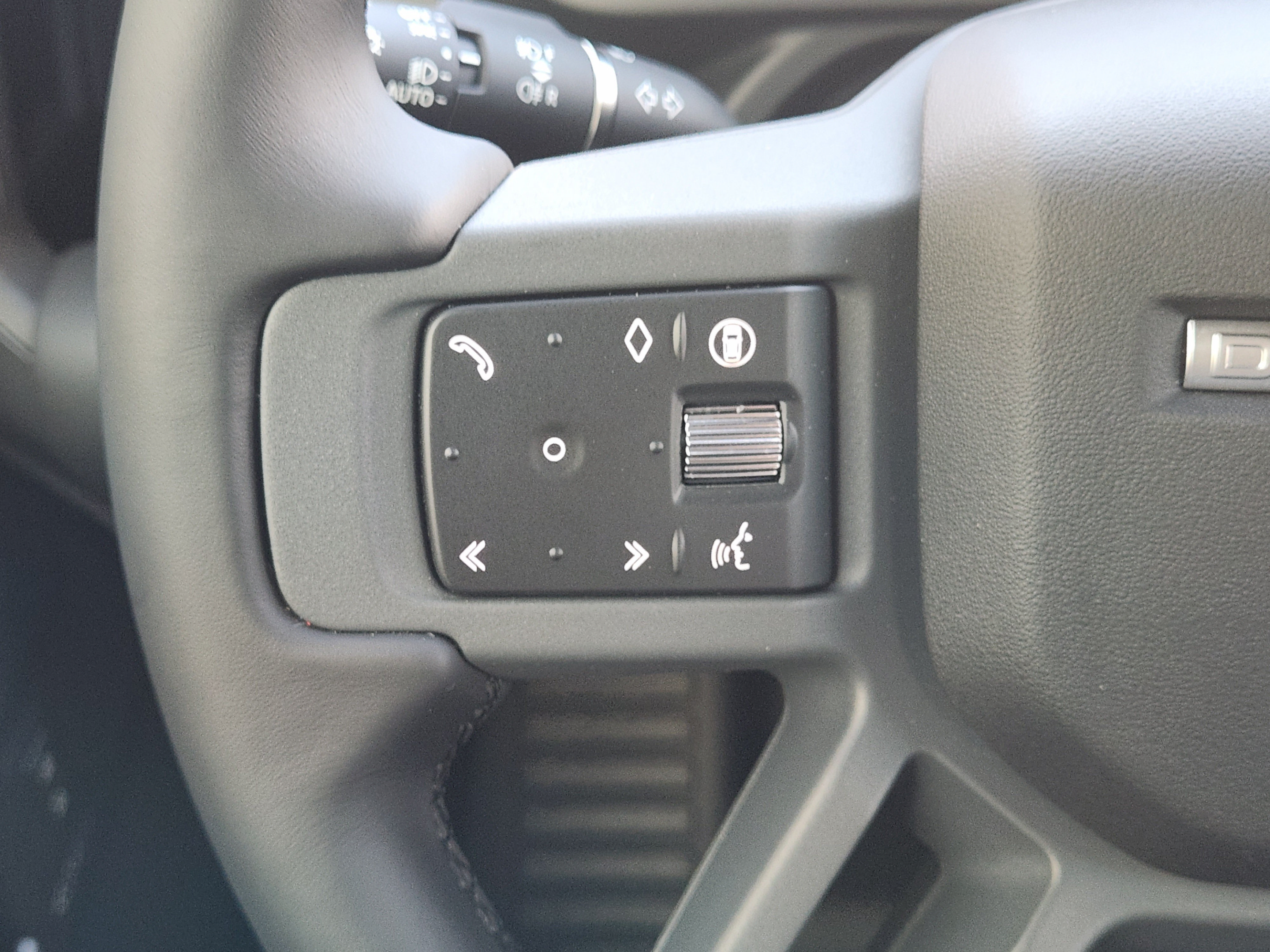 New 2026 Land Rover Defender 110 X-Dynamic SE AWD/4WD image 24