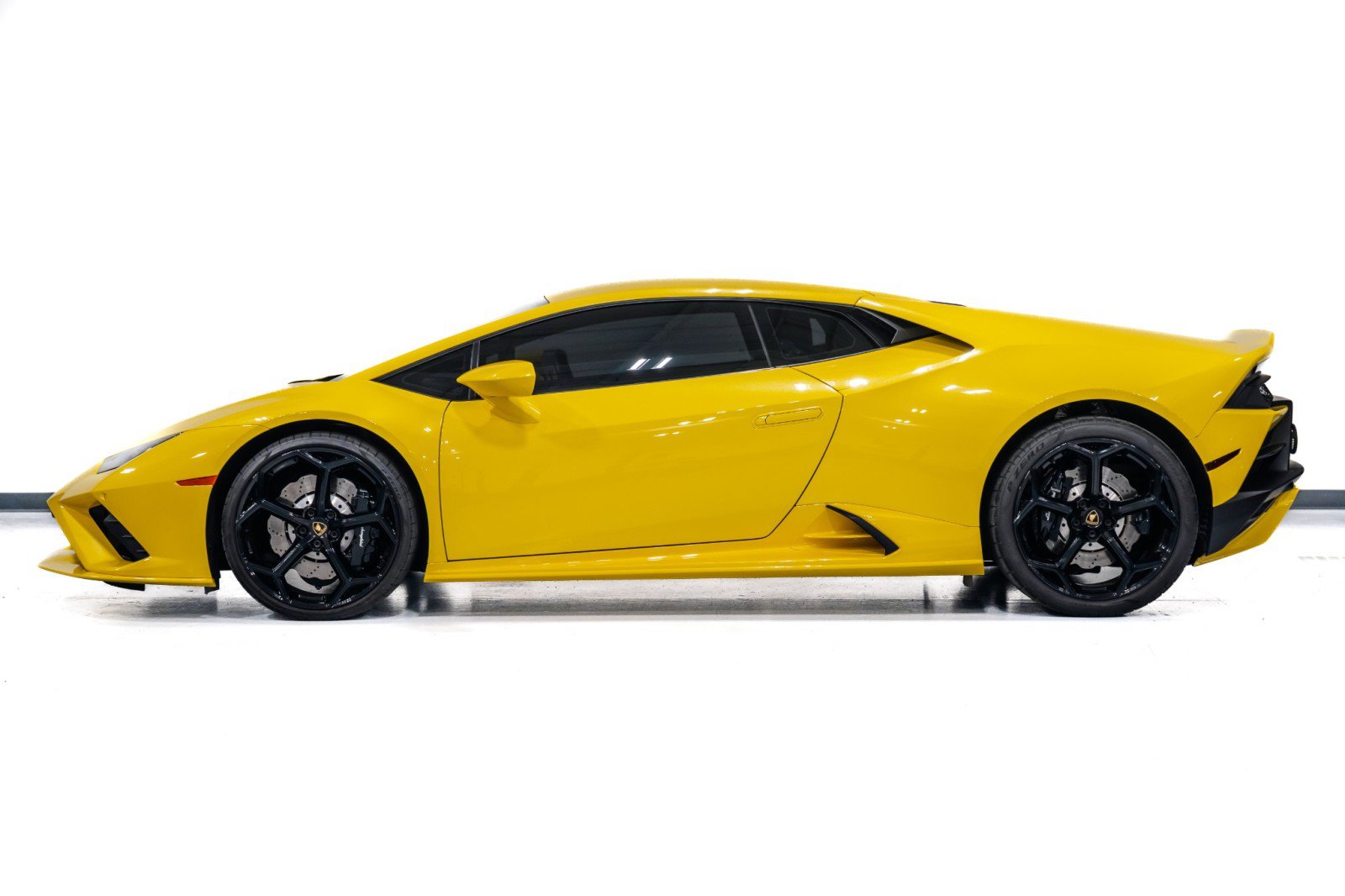 Used 2021 Lamborghini Huracan EVO RWD image 9