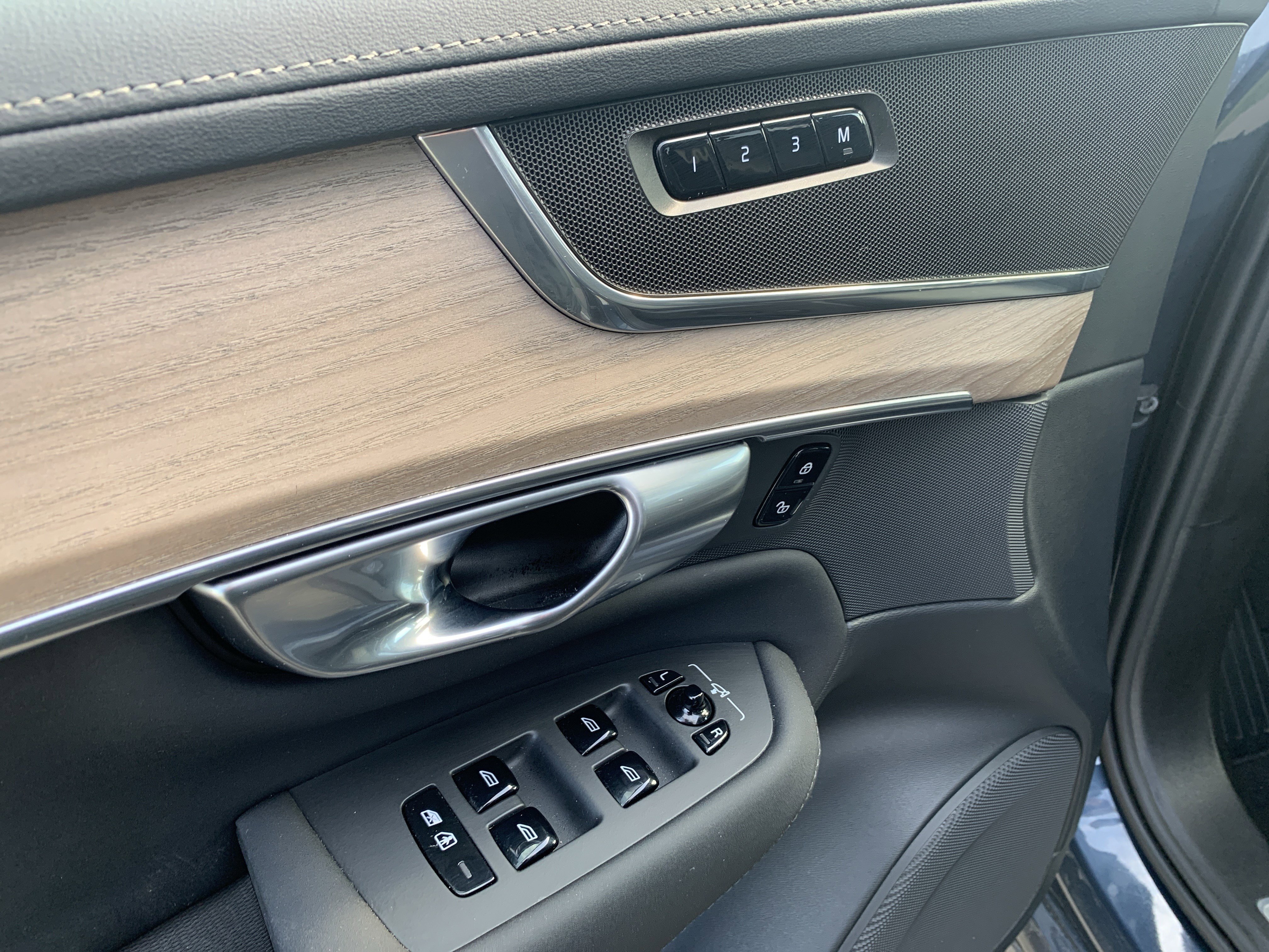 Used 2025 Volvo XC90 B6 Plus image 15