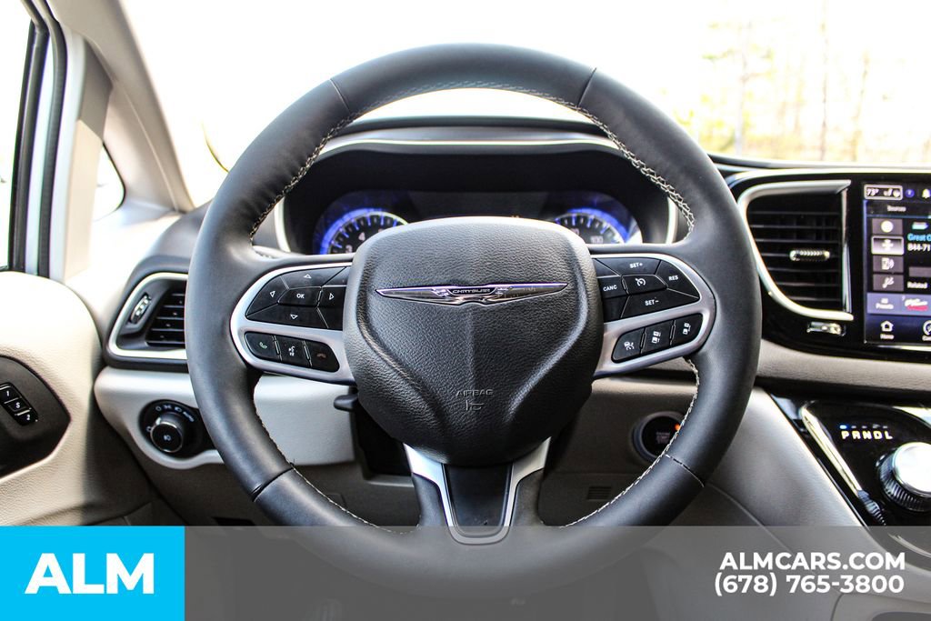 Used 2024 Chrysler Pacifica Touring-L image 28