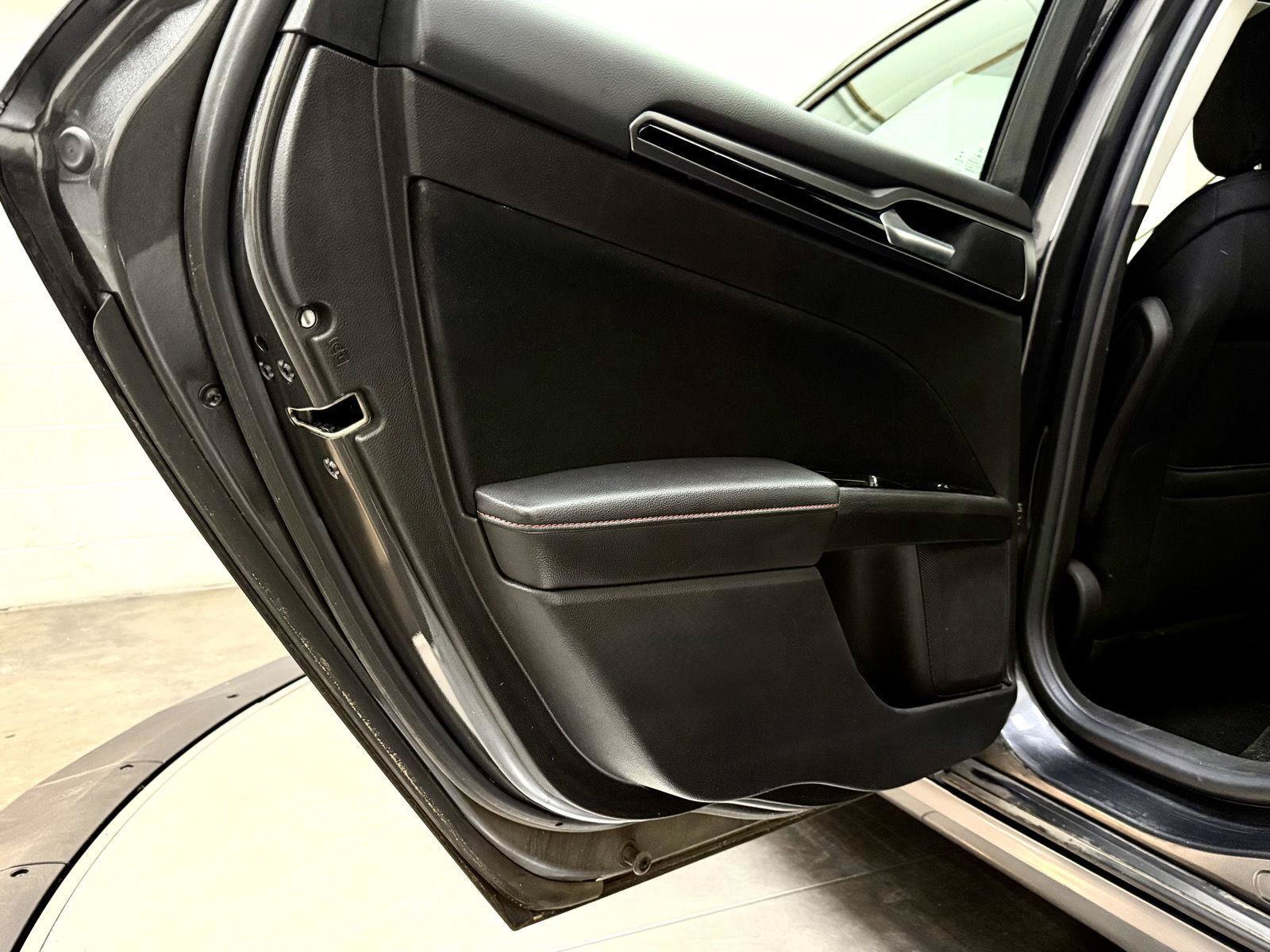 Used 2016 Ford Fusion SE FWD image 17