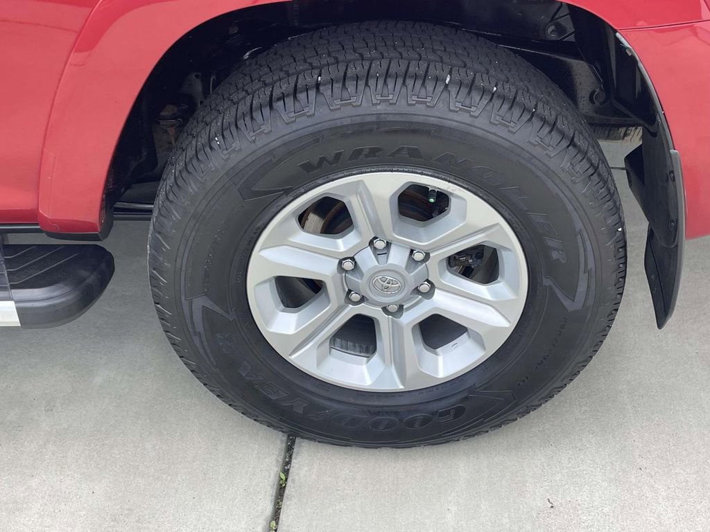 Used 2015 Toyota 4Runner SR5 AWD/4WD image 9