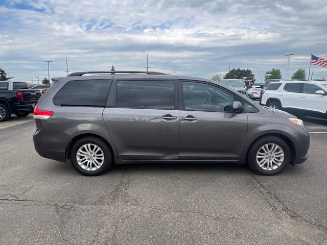 Used 2011 Toyota Sienna XLE w/ Entertainment Pkg FWD image 6