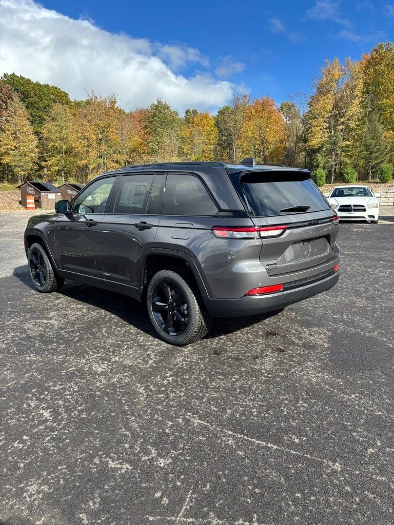 Used 2025 Jeep Grand Cherokee Limited w/ Black Appearance Package AWD/4WD image 7