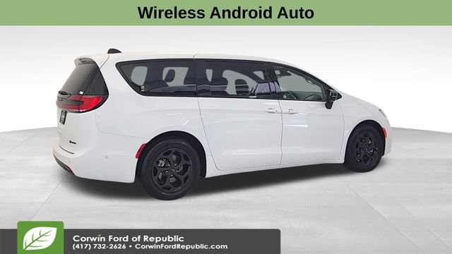 Used 2024 Chrysler Pacifica Select image 9