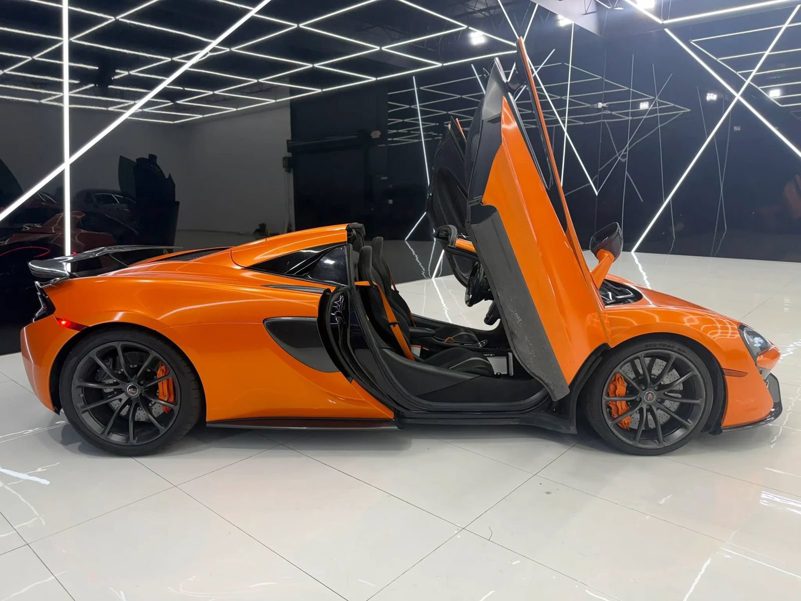 Used 2019 McLaren 570S Spider RWD image 9