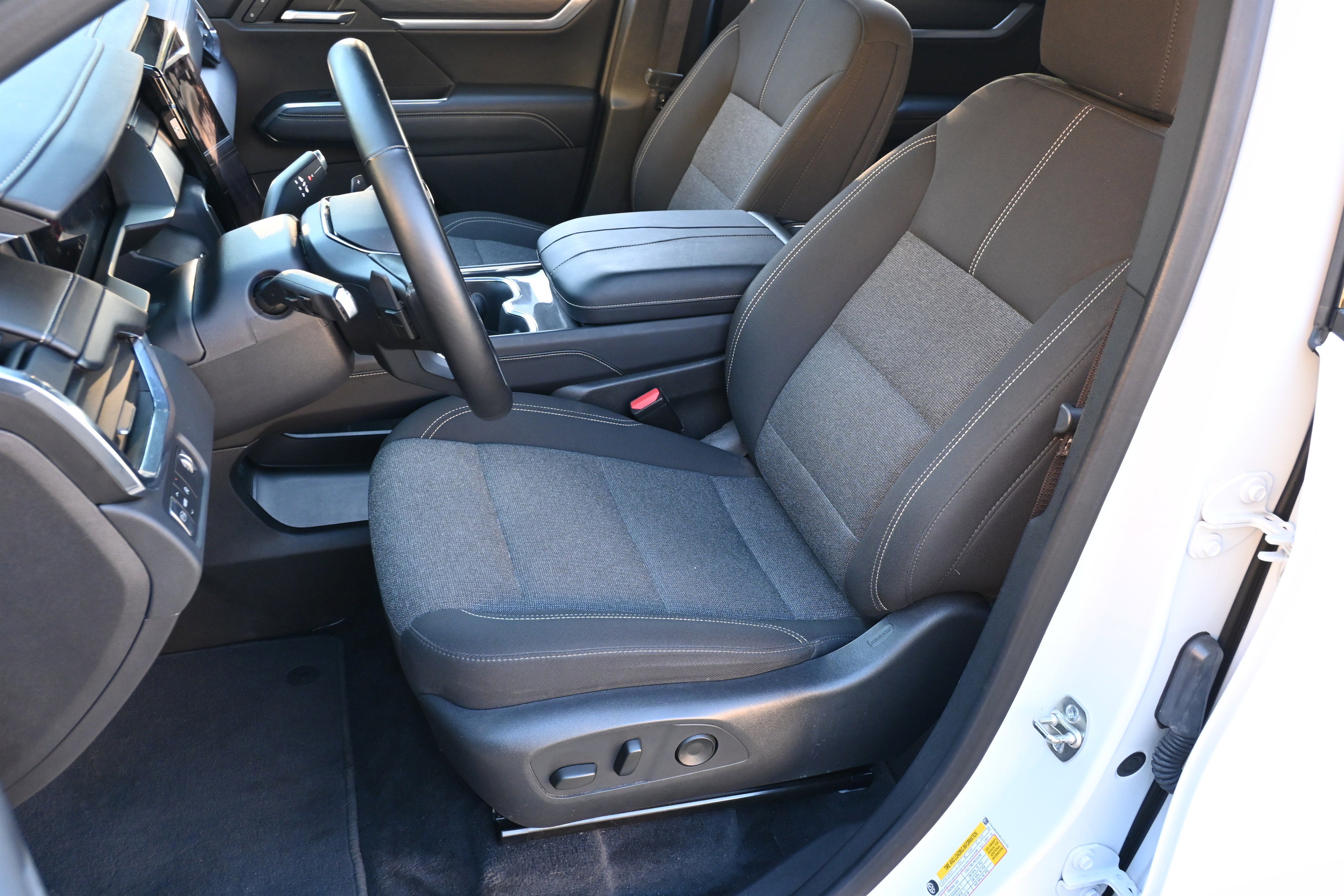 Used 2025 GMC Acadia Elevation image 16