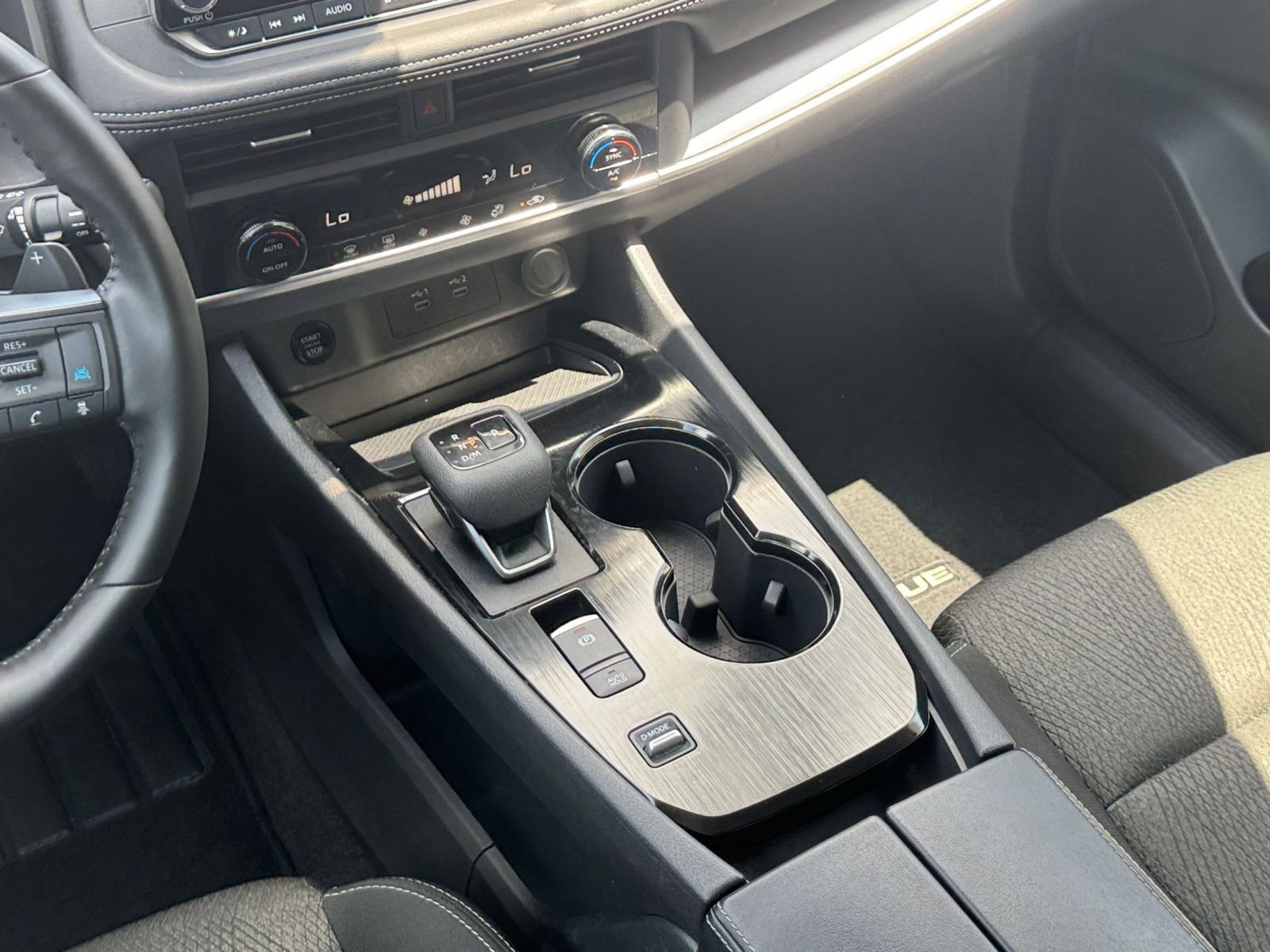Used 2025 Nissan Rogue SV FWD image 43