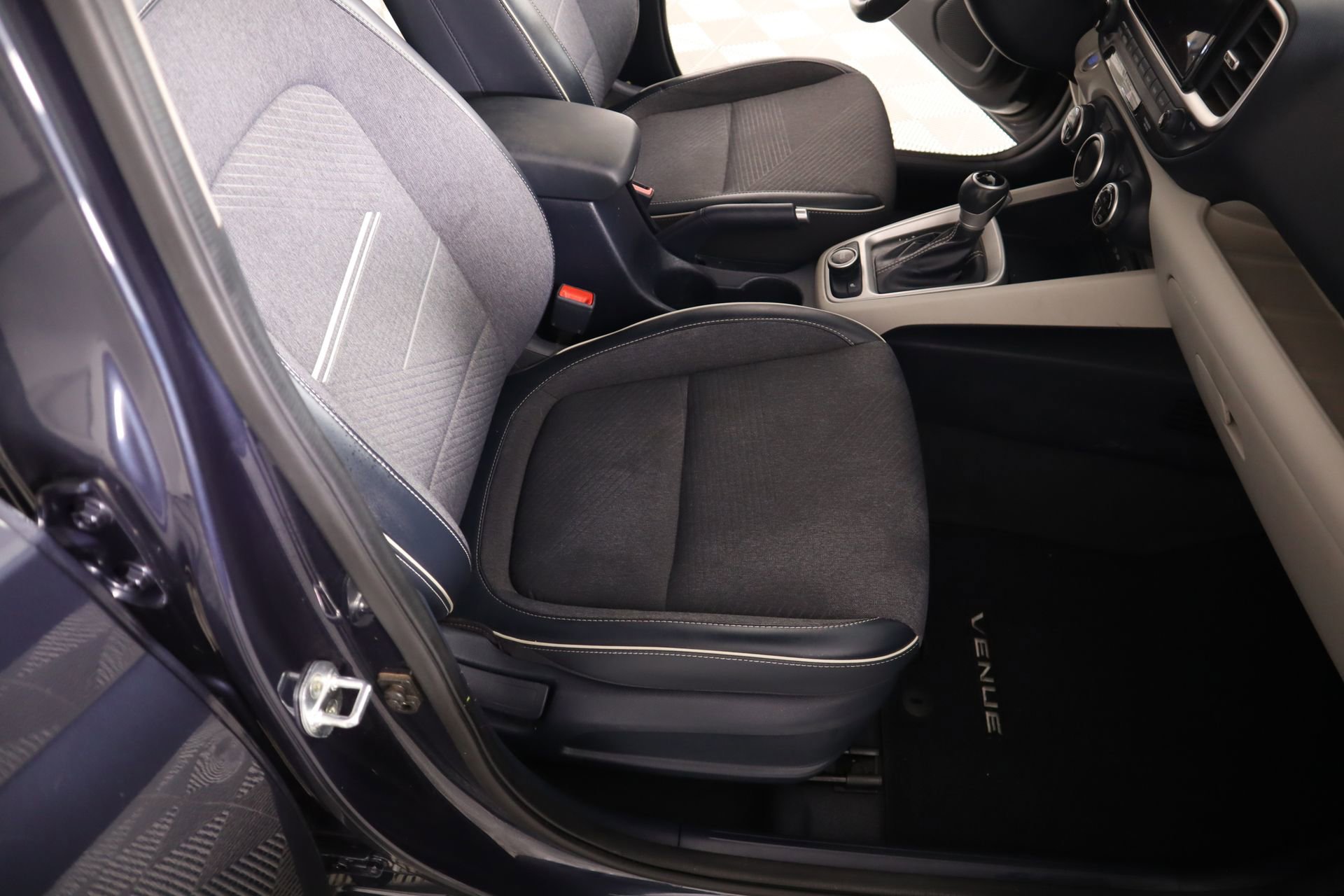 Used 2022 Hyundai Venue Limited image 14