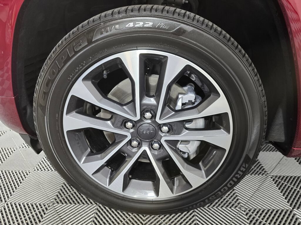 Used 2023 Jeep Grand Cherokee Overland w/ Luxury Tech Group IV AWD/4WD image 9
