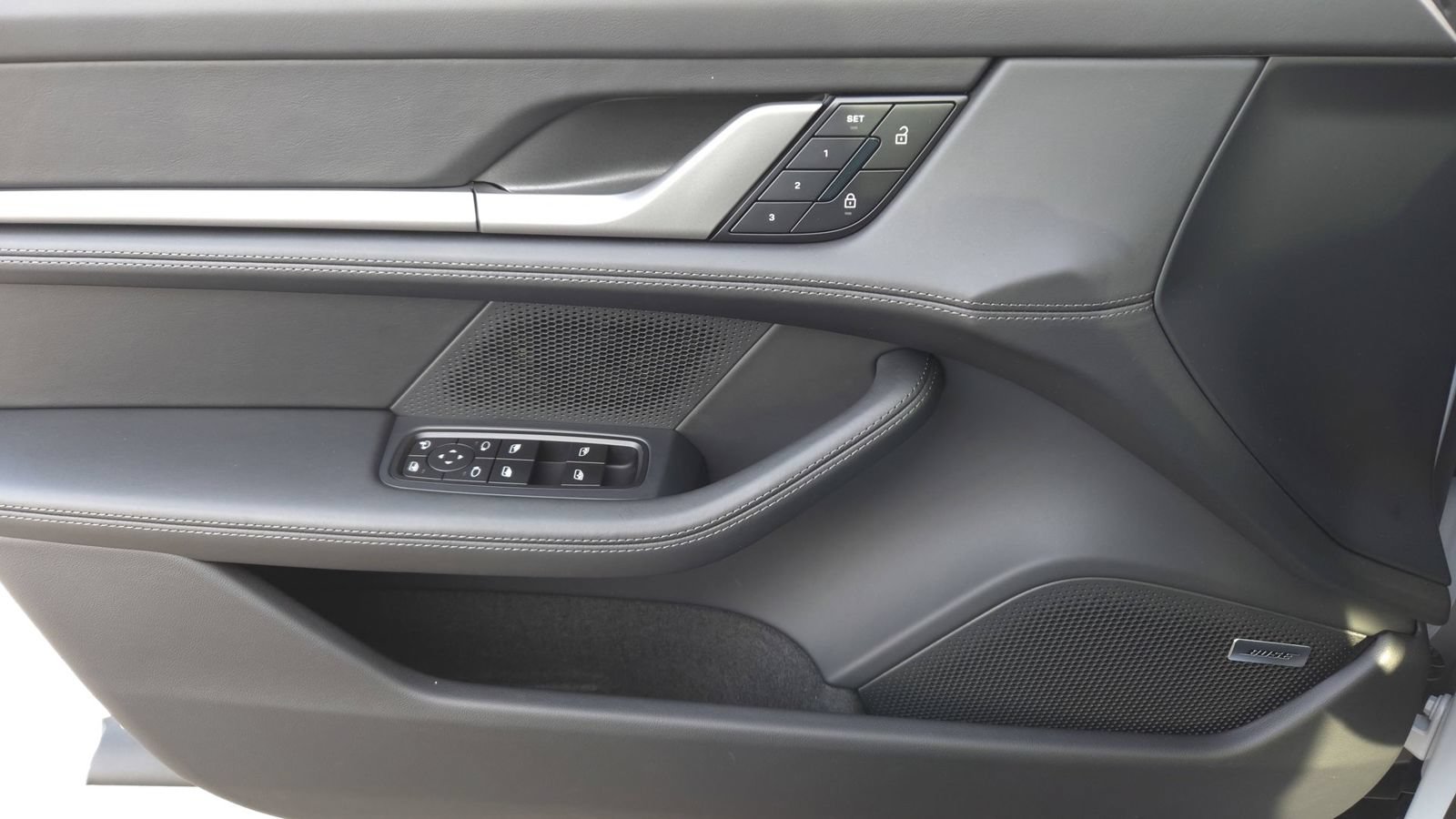 Used 2025 Porsche Taycan RWD image 21