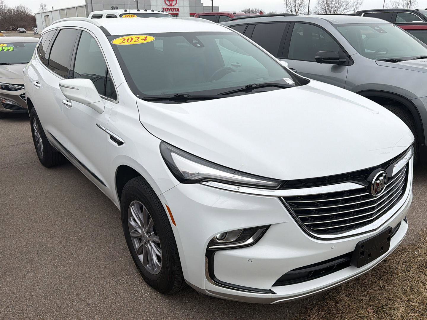 Used 2024 Buick Enclave Premium image 3