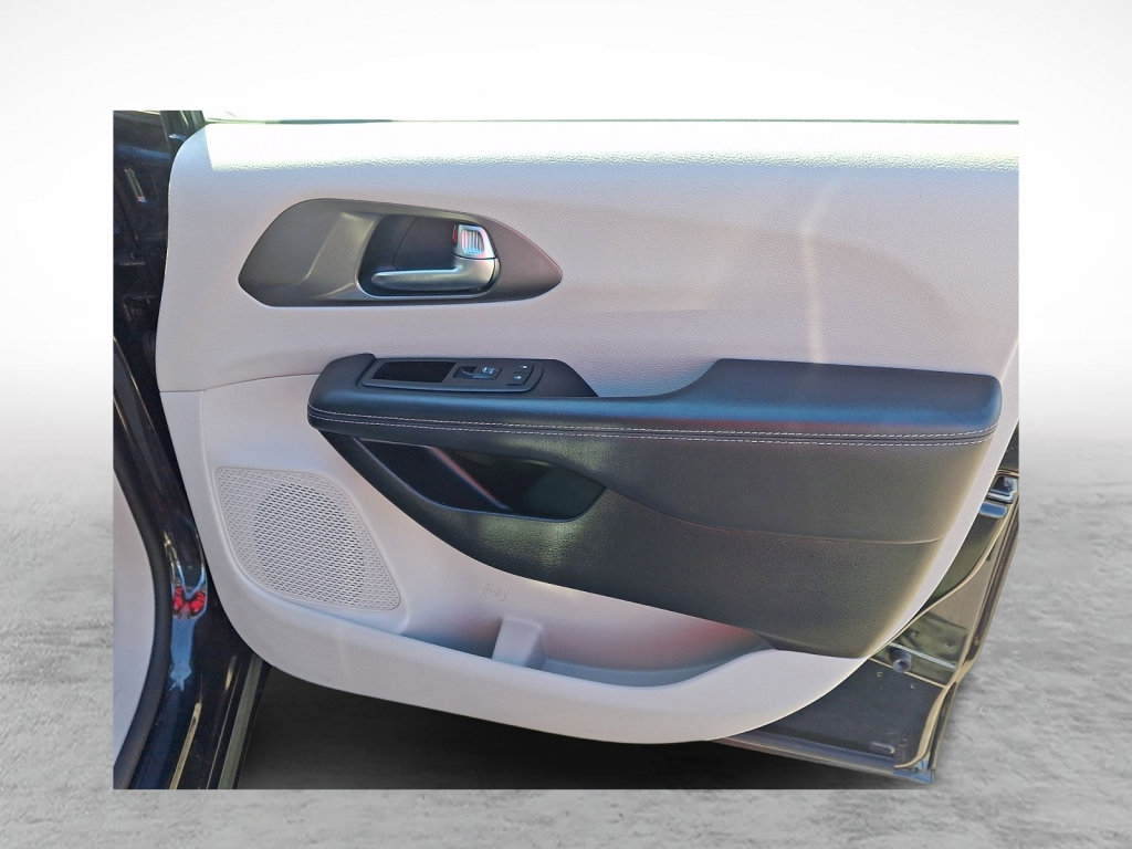 Used 2023 Chrysler Pacifica Touring-L image 10