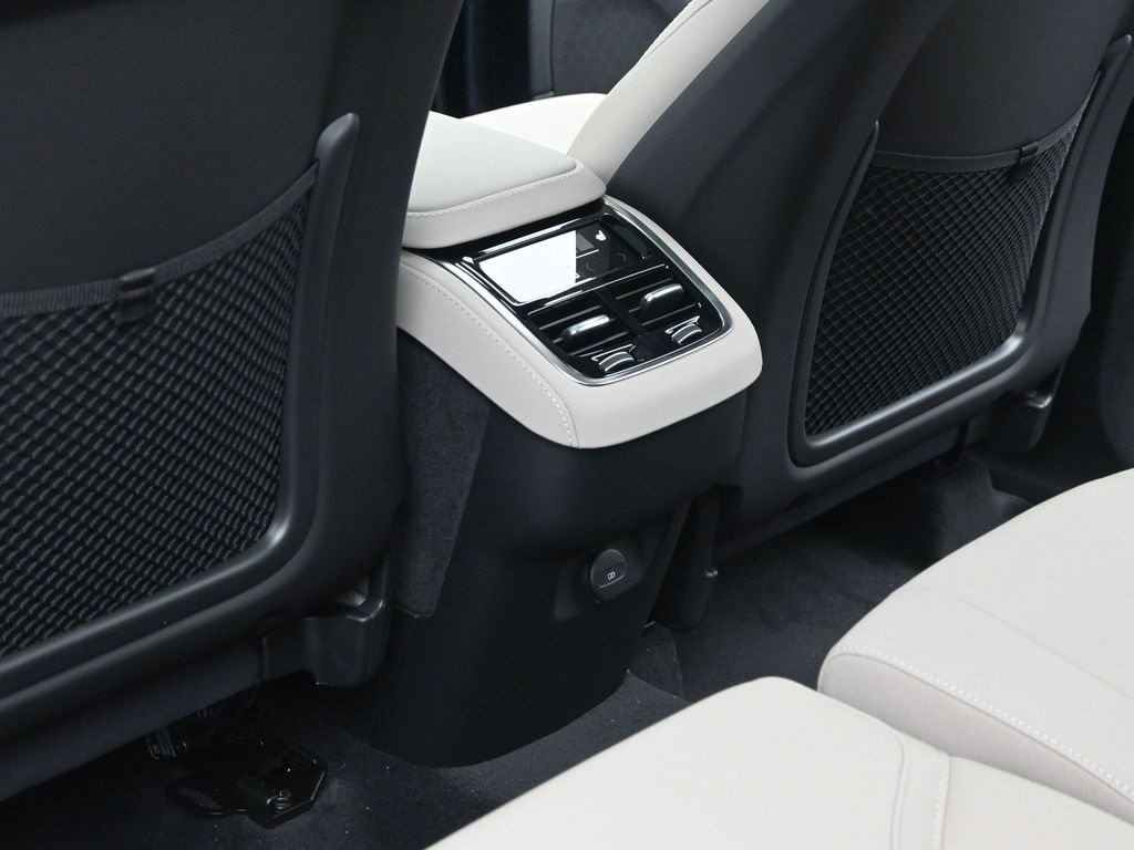 New 2026 Volvo XC90 B6 Plus w/ Protection Package Premier image 30