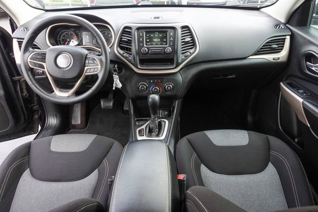 Used 2017 Jeep Cherokee Sport image 4