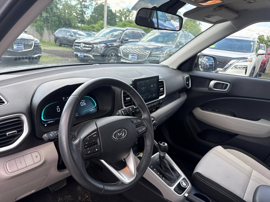Used 2025 Hyundai Venue SEL FWD image 15