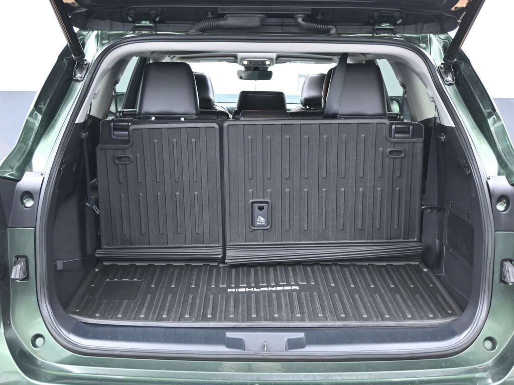 Used 2023 Toyota Highlander XLE AWD/4WD image 16