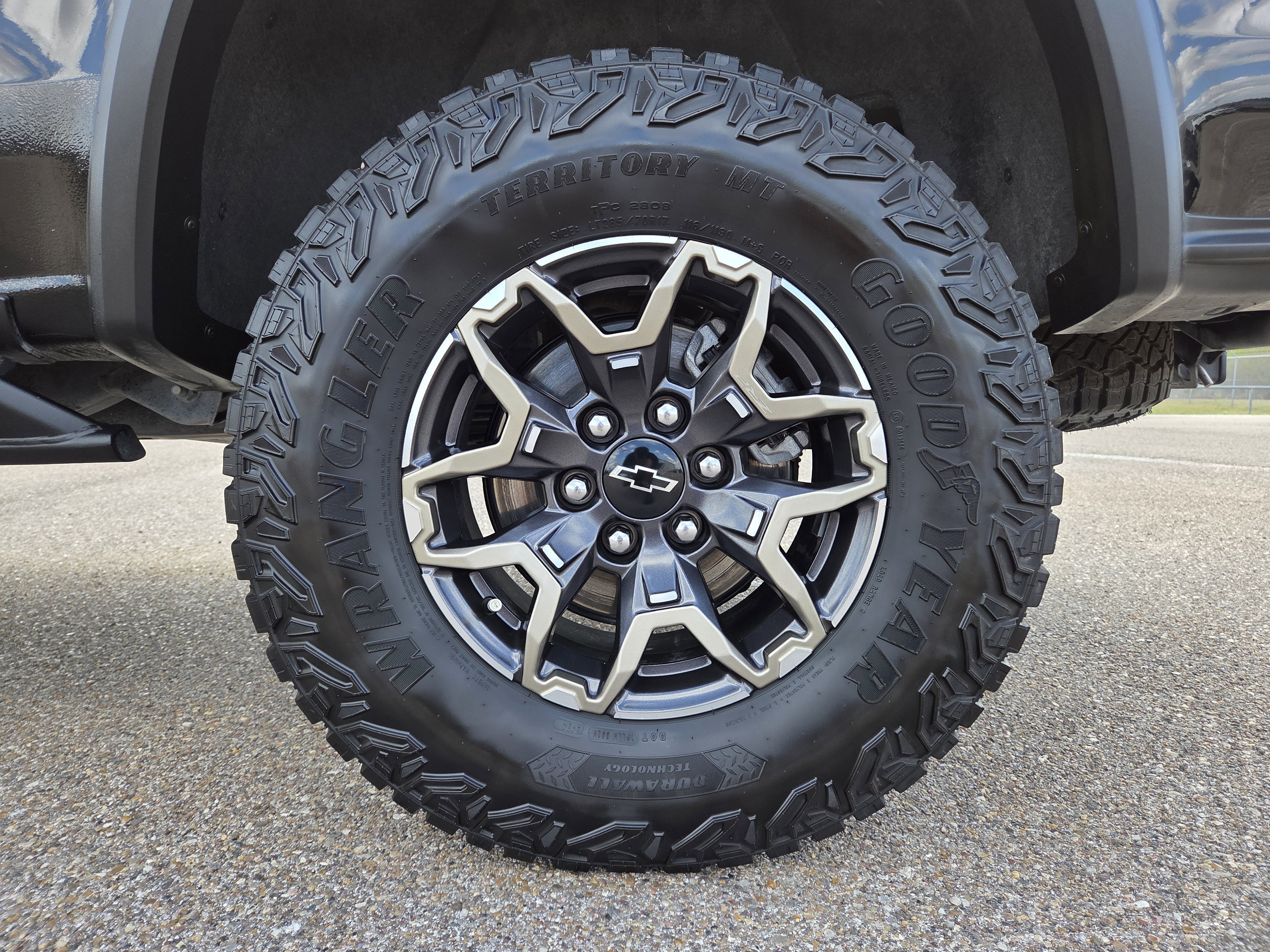 Used 2024 Chevrolet Colorado ZR2 w/ ZR2 Convenience Package III image 9