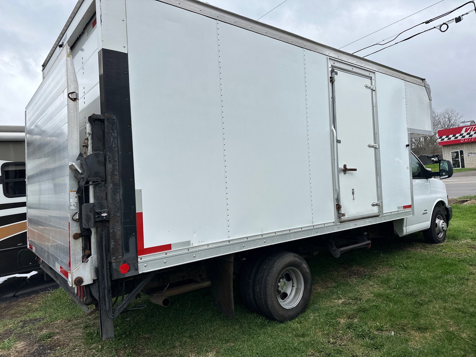 Used 2018 Chevrolet Express 4500 Extended w/ Driver Convenience Package RWD image 2