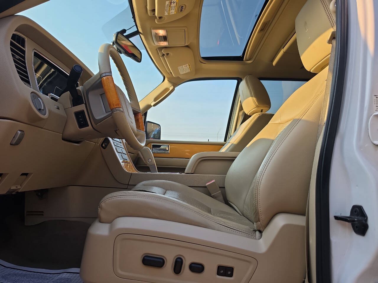 Used 2010 Lincoln Navigator 4WD image 24