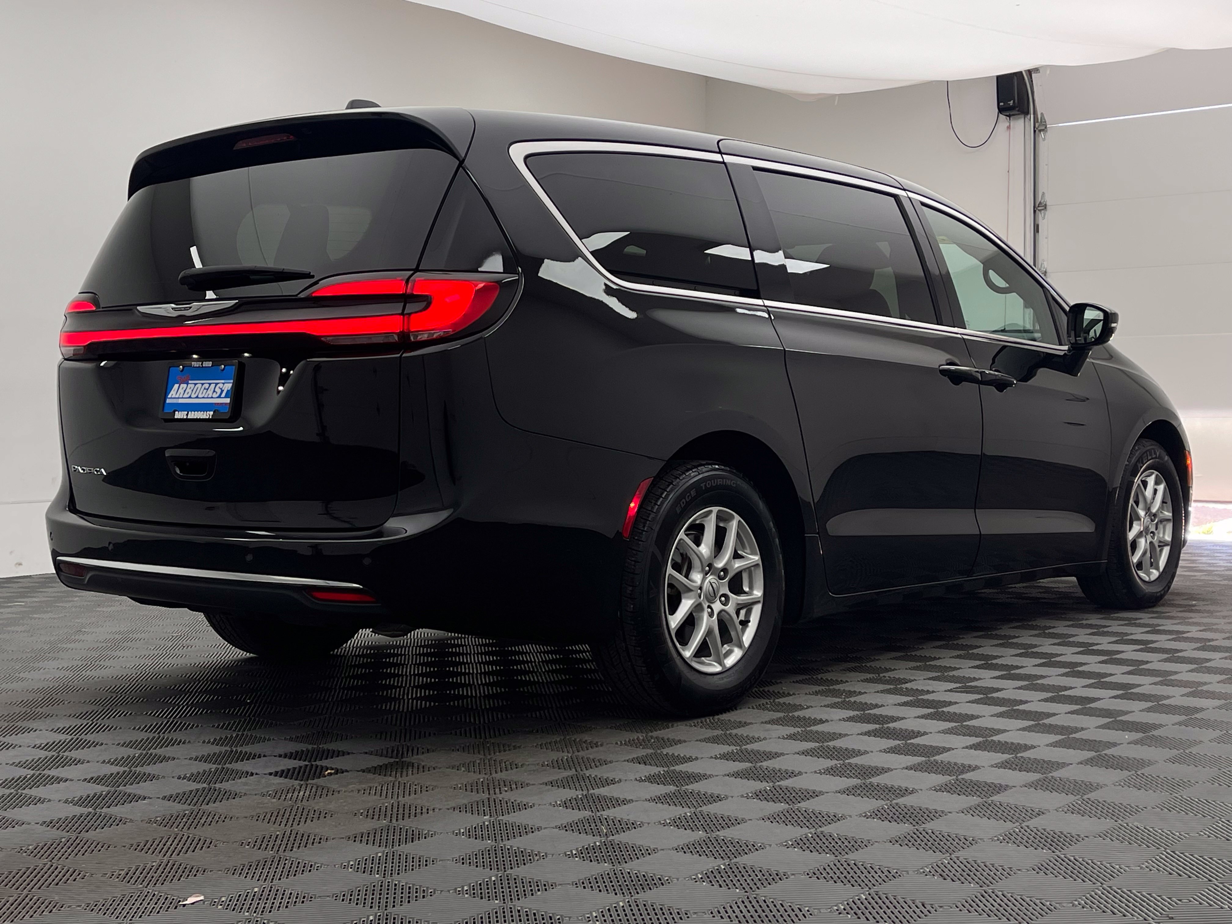 Used 2025 Chrysler Pacifica Select FWD image 7