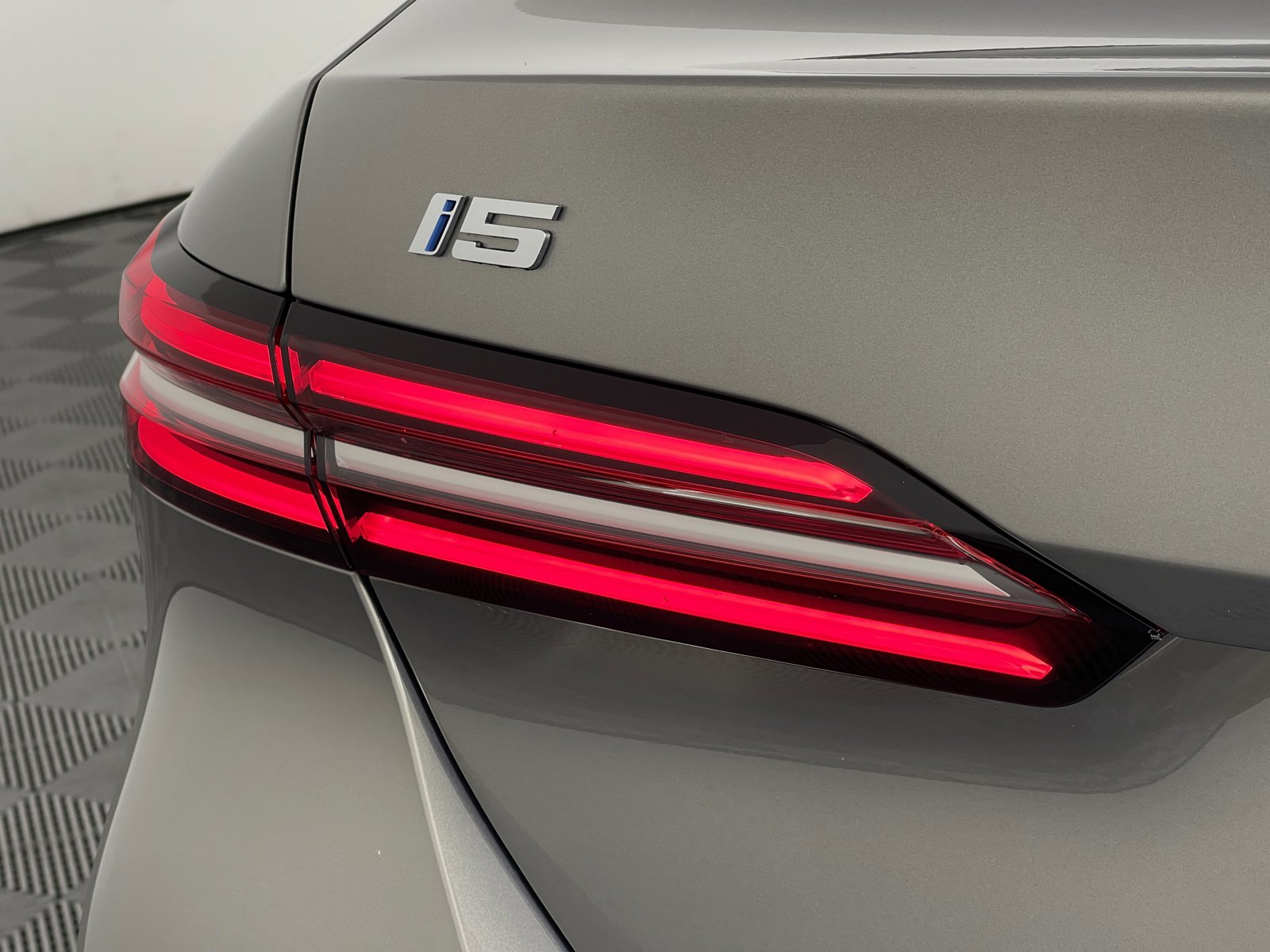 New 2024 BMW i5 eDrive40i w/ Premium Package image 14