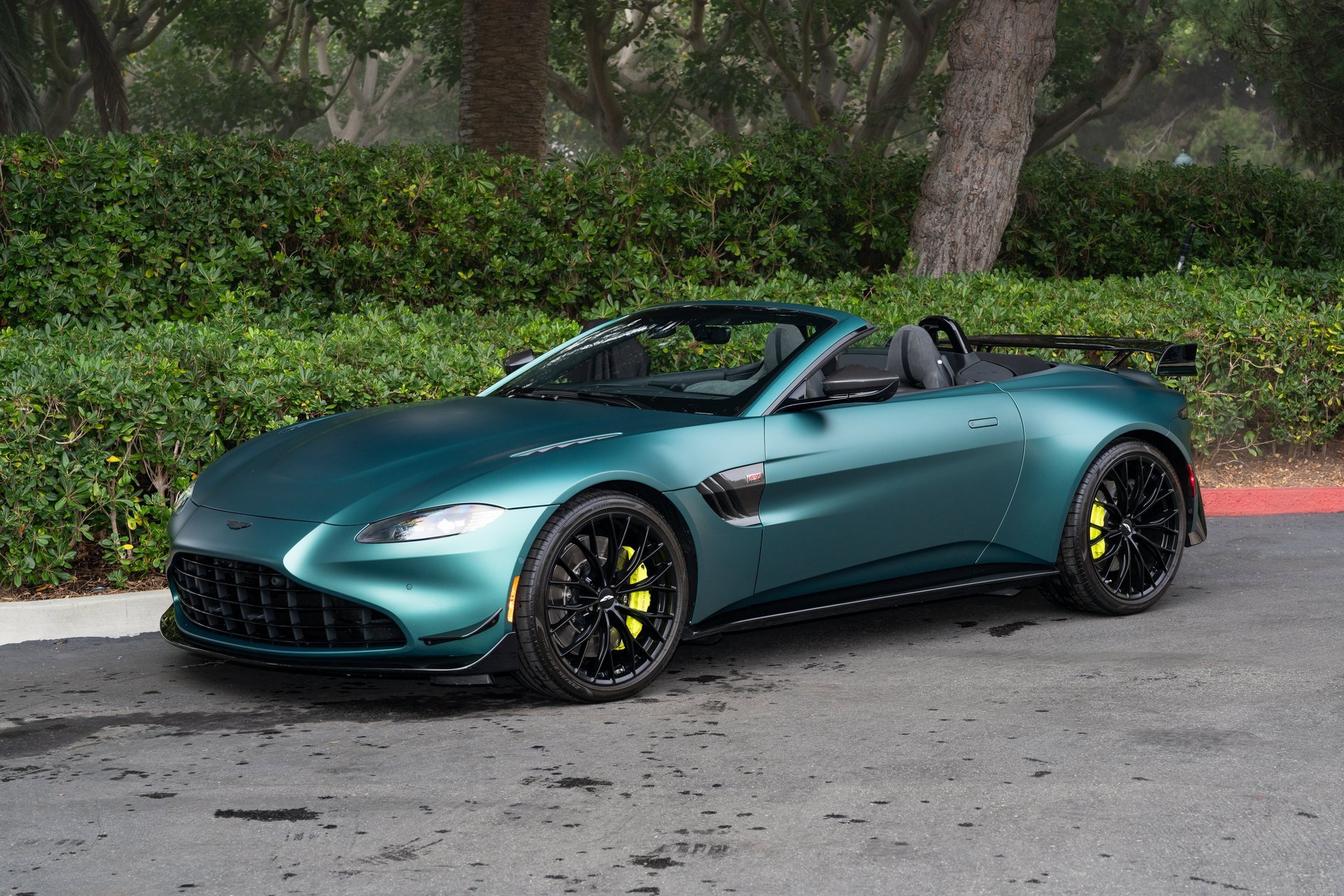 Used 2023 Aston Martin V8 Vantage Roadster image 3