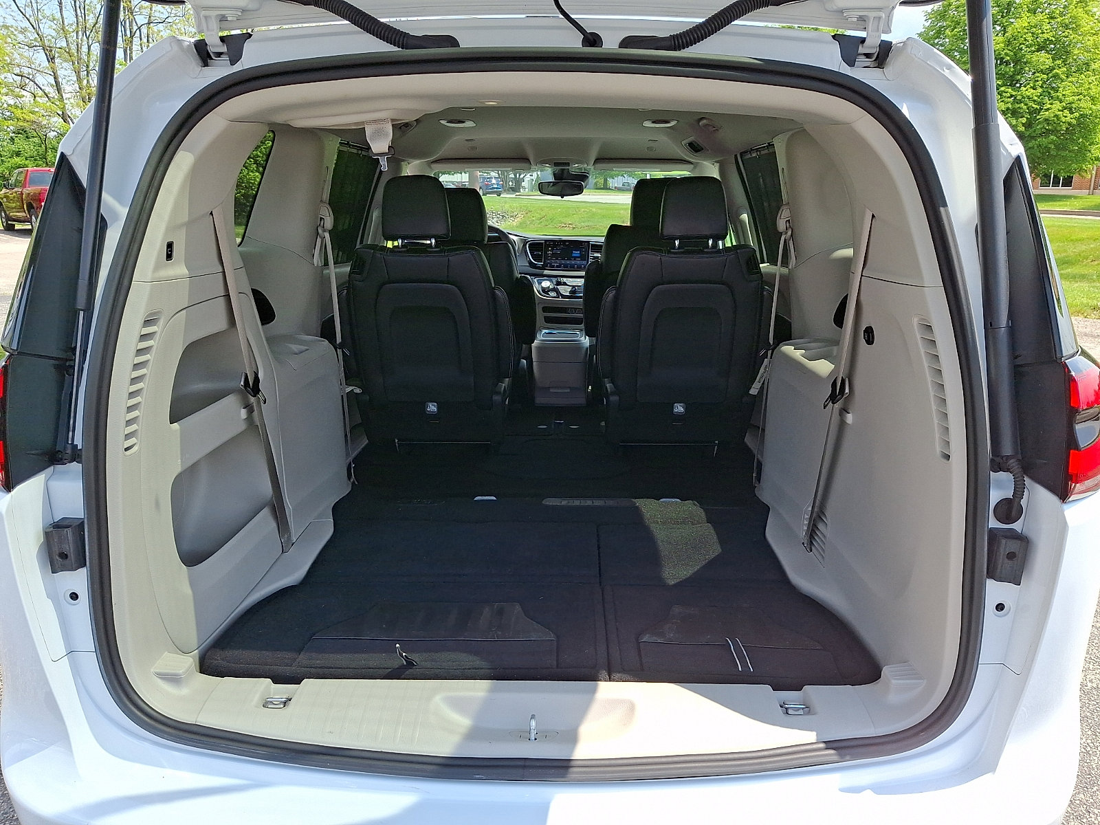Used 2024 Chrysler Pacifica Touring-L FWD image 35