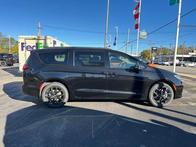 New 2026 Chrysler Pacifica Select image 2