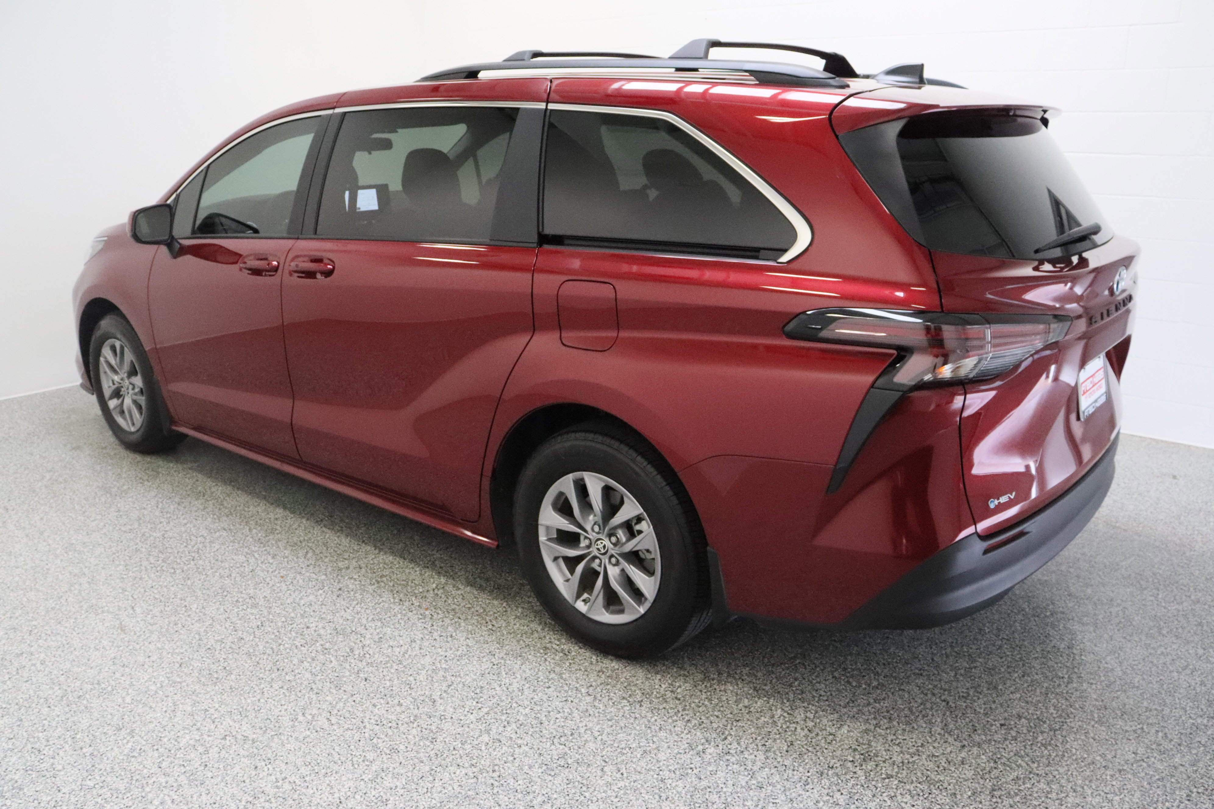 Used 2025 Toyota Sienna LE image 9