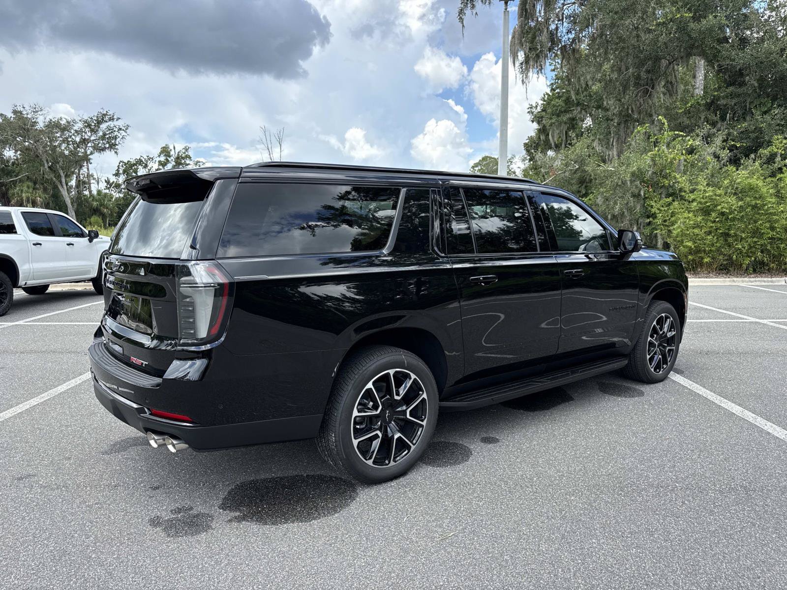 New 2026 Chevrolet Suburban RST w/ RST Capability Package AWD/4WD image 3