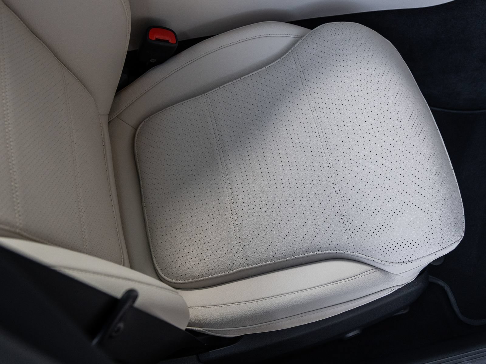 Used 2025 Mercedes-Benz C 300 Sedan image 40