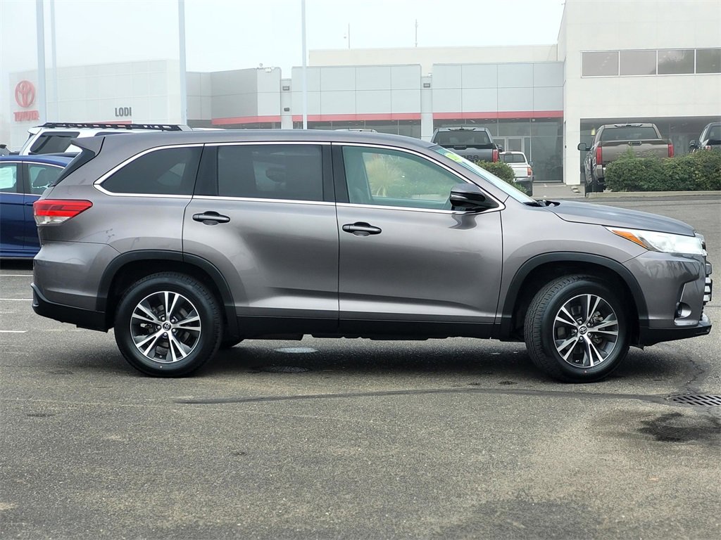 Used 2019 Toyota Highlander LE image 3
