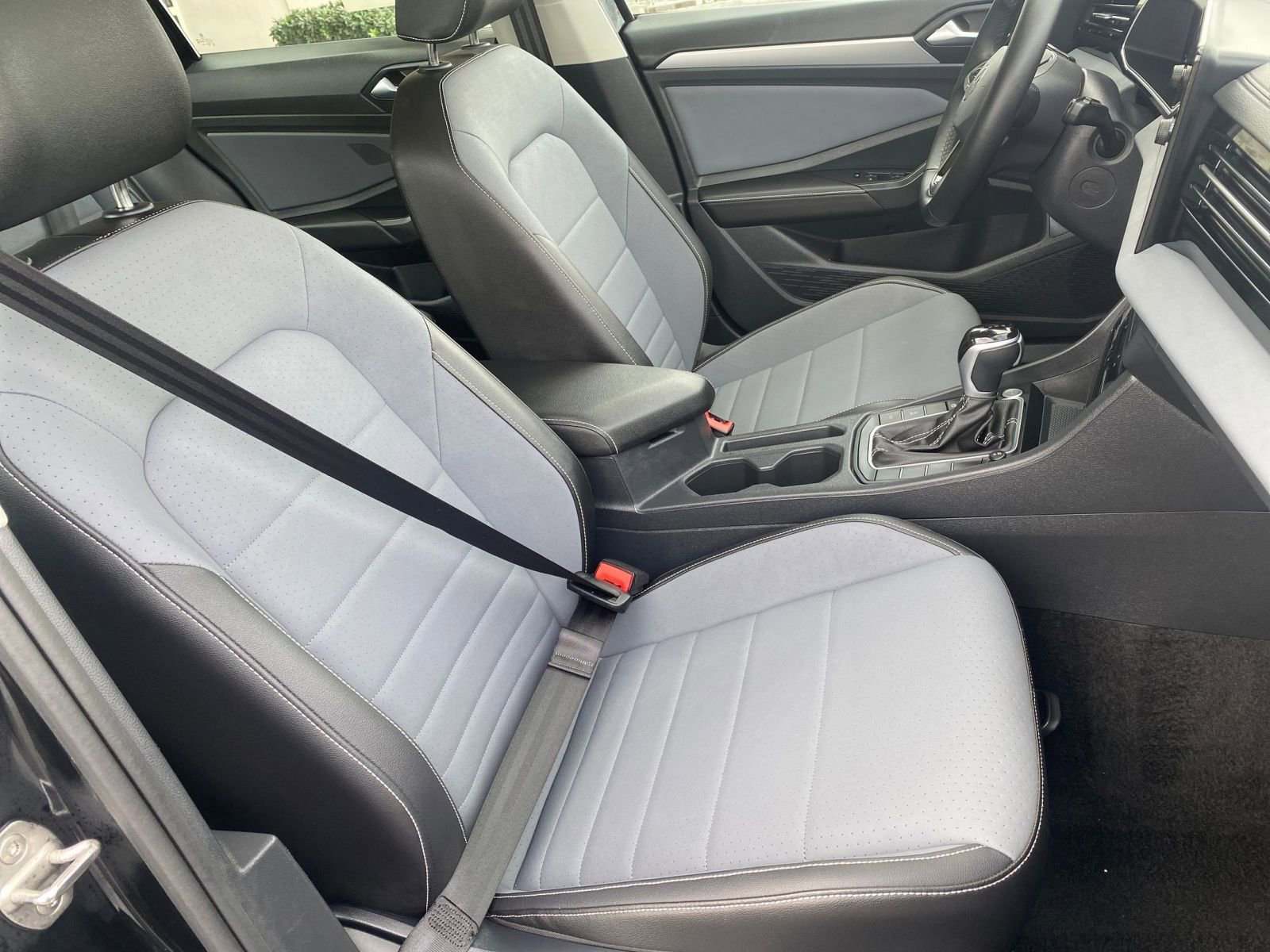 Used 2025 Volkswagen Jetta SE image 36