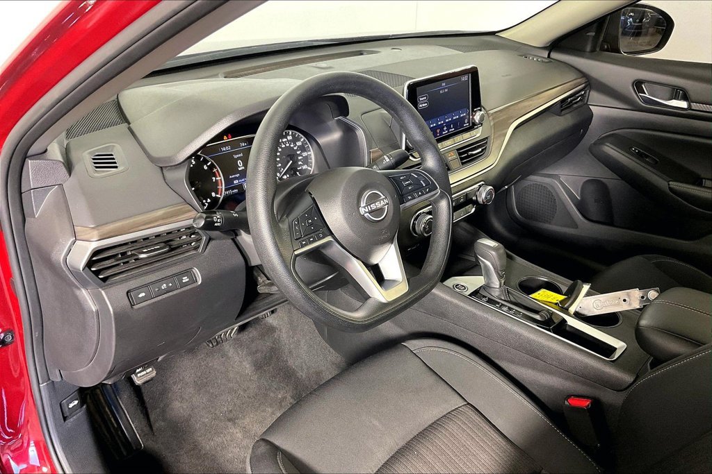 Used 2025 Nissan Altima 2.5 SV FWD image 15