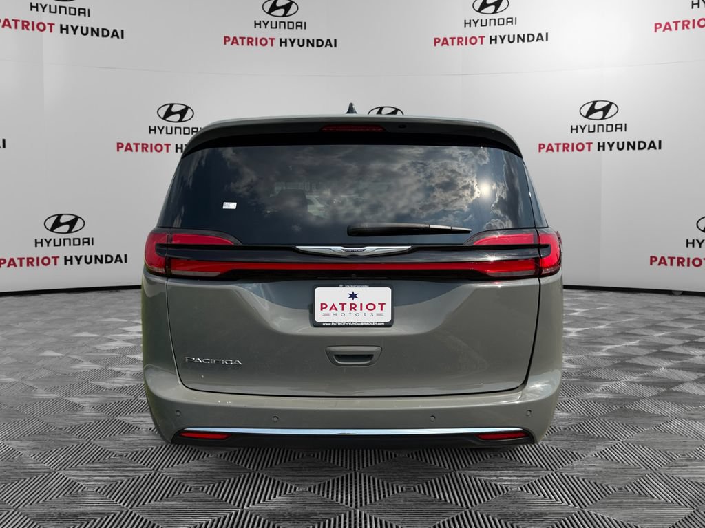 Used 2025 Chrysler Pacifica Select FWD image 4