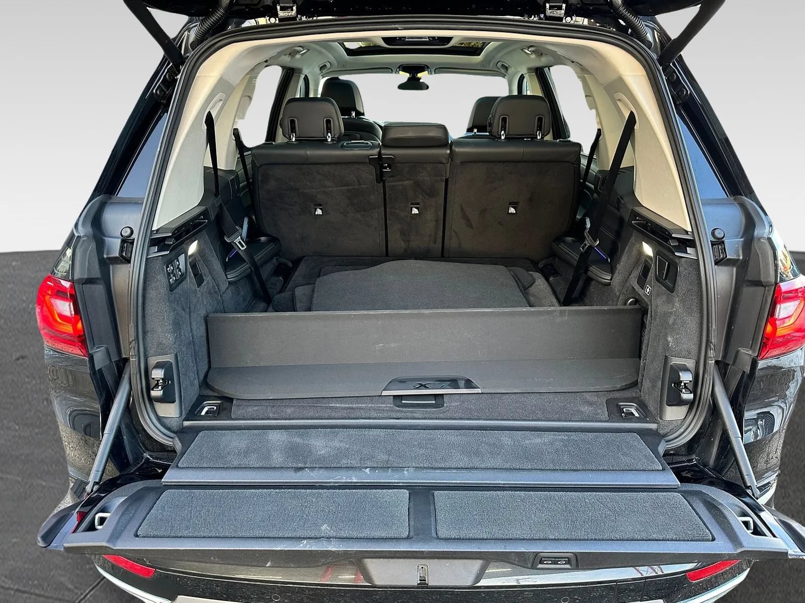 Used 2019 BMW X7 xDrive40i w/ Premium Package AWD/4WD image 9