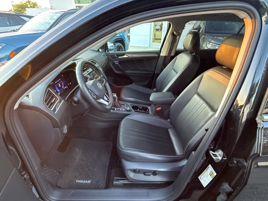 Used 2024 Volkswagen Tiguan SE w/ Panoramic Sunroof Package AWD/4WD image 11