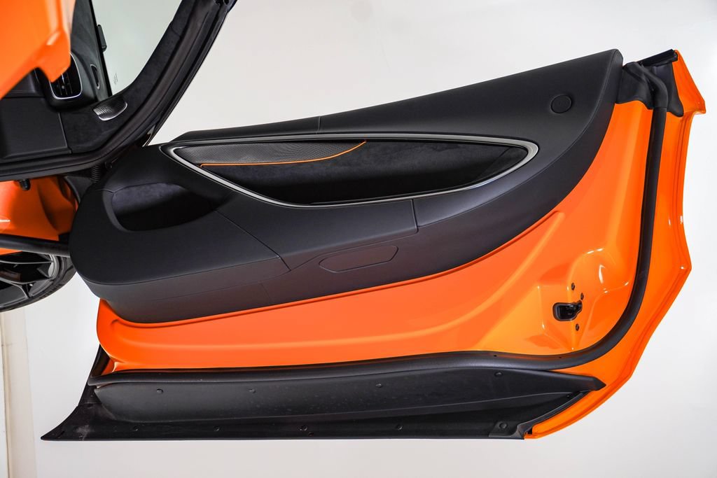 Used 2026 McLaren Artura Spider RWD image 22