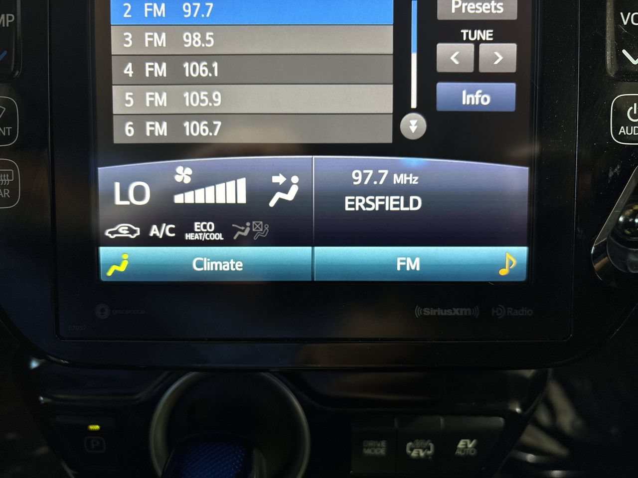 Used 2021 Toyota Prius Prime XLE w/ Carpet Mat Package (TMS) FWD image 20
