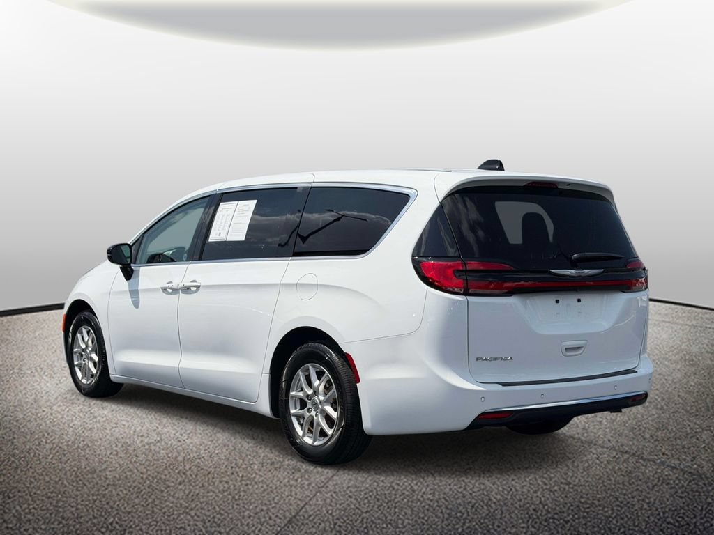 Used 2024 Chrysler Pacifica Touring-L FWD image 6