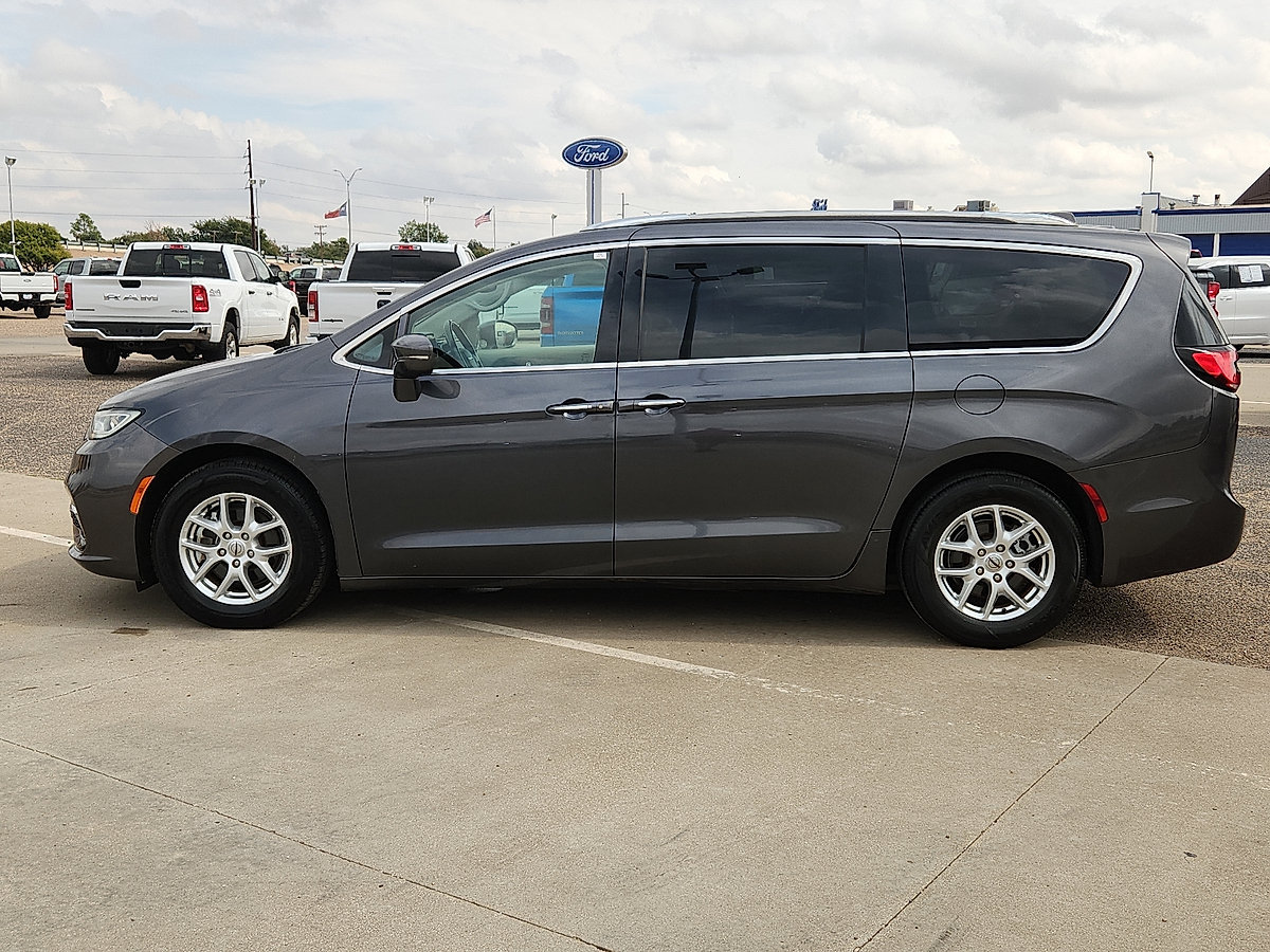 Used 2021 Chrysler Pacifica Touring-L FWD image 2