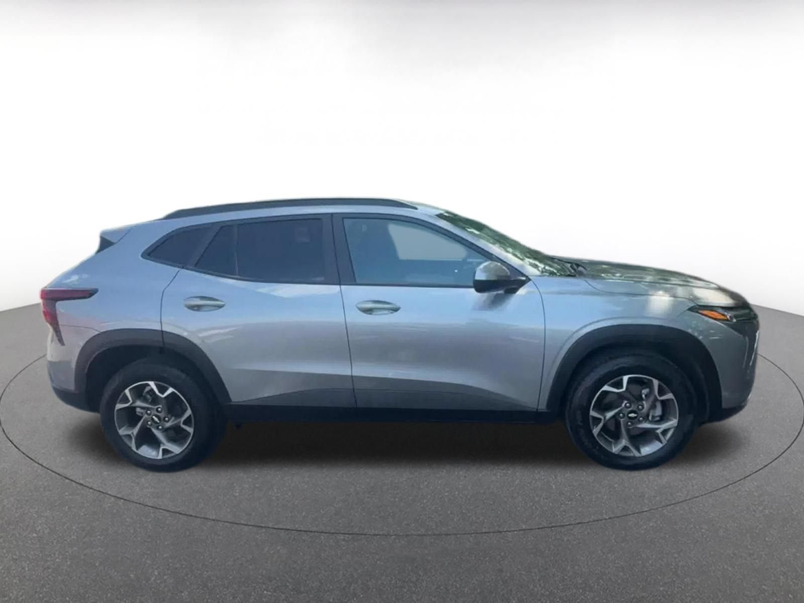 Used 2025 Chevrolet Trax LT w/ LT Convenience Package FWD image 16
