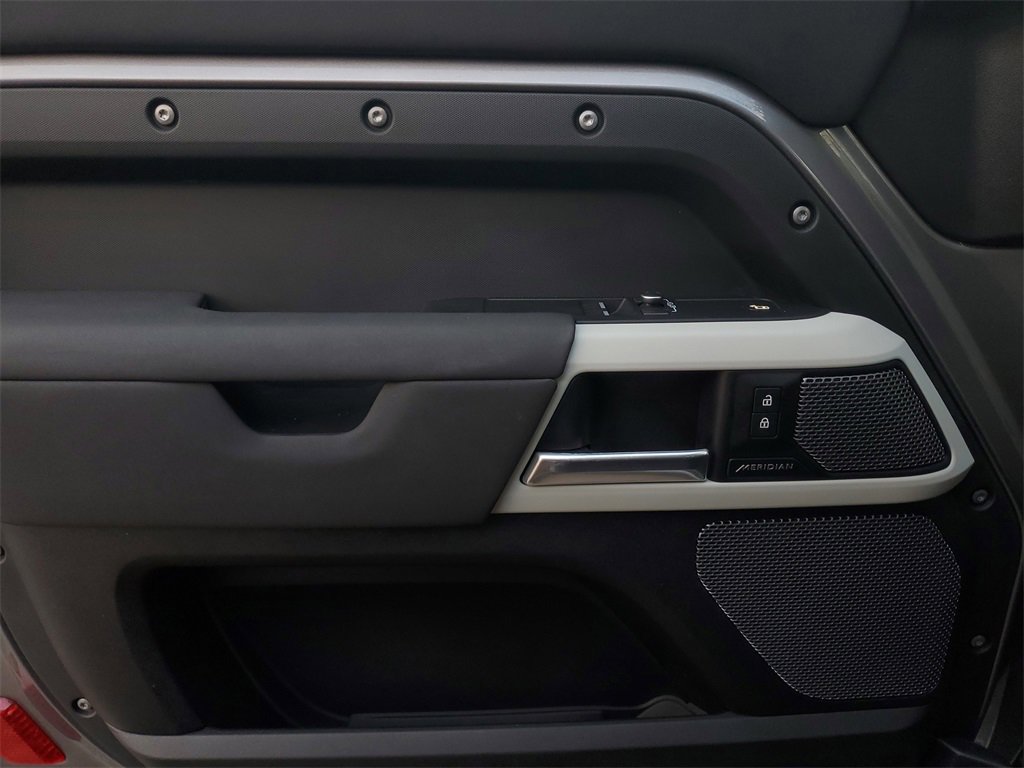 Used 2022 Land Rover Defender 90 X-Dynamic S image 11