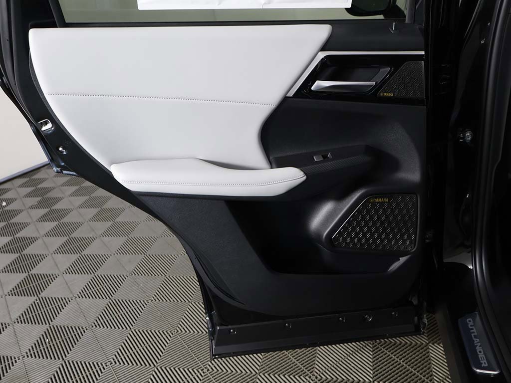 New 2025 Mitsubishi Outlander SE image 28